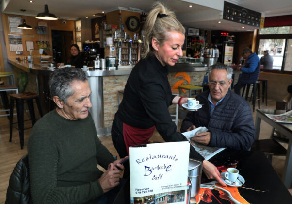 Susana Serrano del bar Bariloche de Palencia atendiendo una mesa del bar