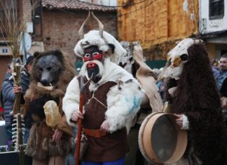 Galería: Cervera de Pisuerga recupera el ‘Antroido’ con disfraces de osos y carneros acompañados por sus calles de cencerros y campanos