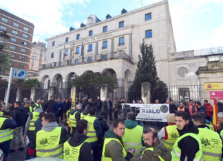 Policías y guardias civiles reivindican ante las delegaciones del Gobierno la equiparación salarial, familiar y social