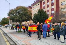 Más de 100 ciudadanos rinden emotivo homenaje en Palencia a los Guardias Civiles de Barbate Homenaje a las víctimas de Barbate en Palencia