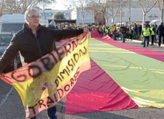 Alrededor de 150 agricultores protestan frente a la Feria de Muestras donde se celebran los Goya Agricultores concentrados frente a la feria de muestras de Valladolid