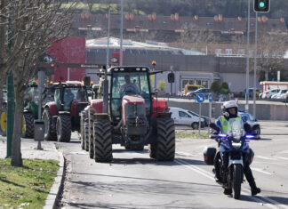 El campo se echa a las calles y cientos de tractores colapsan varias ciudades de Castilla y León Tractorada en Valladolid