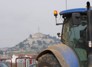 El relevo generacional en el campo se resiste en Castilla y León: solo el 8,8% de los titulares de explotación tienen menos de 41 años tractorada palencia protestas huelga agricultores manifestación ganaderos febrero 2024