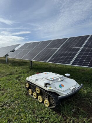 2024-03. El robot castellano y leon&eacute;s en la planta fotovoltaica Villarino -Iberdrola