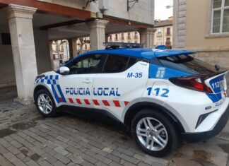 Un vehículo de la Policía Local de Palencia. / Óscar Herrero