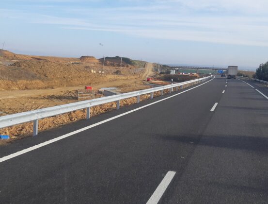 Tajo practicado en la calzada en sentido Palencia en las inmediaciones de Santillana y que obliga a desviar el tr&aacute;fico por la N-611.