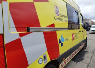Un herido tras la colisión entre dos vehículos en Osorno Una ambulancia de las que prestan servicio en Palencia. / Óscar Herrero