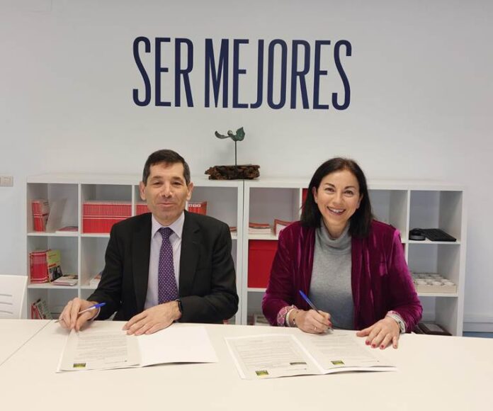 De izquierda a derecha Paco Hevia, director Corporativo de Galletas Gullón, y Ana María Pérez del Río, presidenta provincial de Cruz Roja.