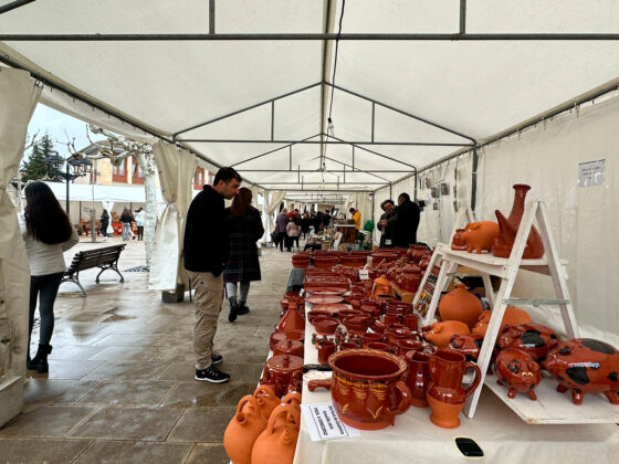 Feria de Cer&aacute;mica en Astudillo 2024. Foto - Laura Illana