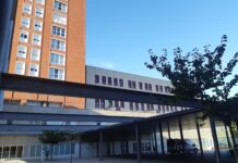El TSJ condena a la Junta por dejar mudo a un paciente al que extirparon la laringe tras un diagnóstico erróneo de cáncer Entrada al edificio principal del Hospital Río Carrión de Palencia. / Óscar Herrero