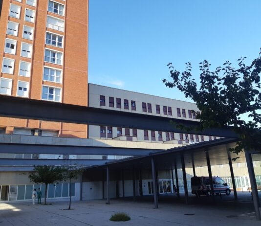 Entrada al edificio principal del Hospital Río Carrión de Palencia. / Óscar Herrero