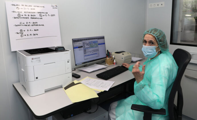 La 'Sala Blanca' del Hospital R&iacute;o Carri&oacute;n de Palencia es una estancia creada para reducir al m&aacute;ximo posibles contaminaciones y para garantizar la seguridad tanto de pacientes como de personal encargado de manipular medicamentos