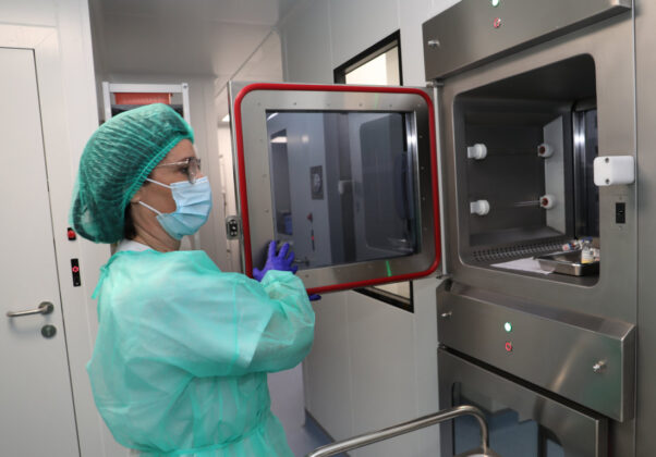 La 'Sala Blanca' del Hospital R&iacute;o Carri&oacute;n de Palencia es una estancia creada para reducir al m&aacute;ximo posibles contaminaciones y para garantizar la seguridad tanto de pacientes como de personal encargado de manipular medicamentos