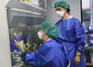 La 'Sala Blanca' del Hospital Río Carrión de Palencia es una estancia creada para reducir al máximo posibles contaminaciones y para garantizar la seguridad tanto de pacientes como de personal encargado de manipular medicamentos