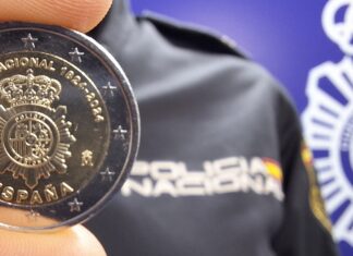 Con la Policía en el bolsillo Moneda conmemorativa de curso legal de los 200 años de la Policía Nacional.