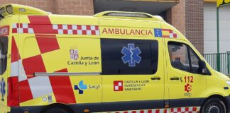 Una ambulancia de Ambulancias Rodrigo ante la sede de la empresa en Palencia. / Óscar Herrero