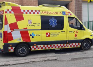Una ambulancia de Ambulancias Rodrigo ante la sede de la empresa en Palencia. / Óscar Herrero