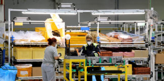 Dos trabajadoras en una factoría de Renault en Castilla y León durante las limitaciones por las medidas sanitarias. / ICAL