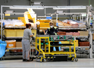 Dos trabajadoras en una factoría de Renault en Castilla y León durante las limitaciones por las medidas sanitarias. / ICAL