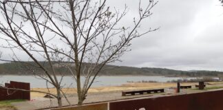 Playa del pantano de Aguilar en la que se ven depositados los montones de nueva arena. / Óscar Herrero