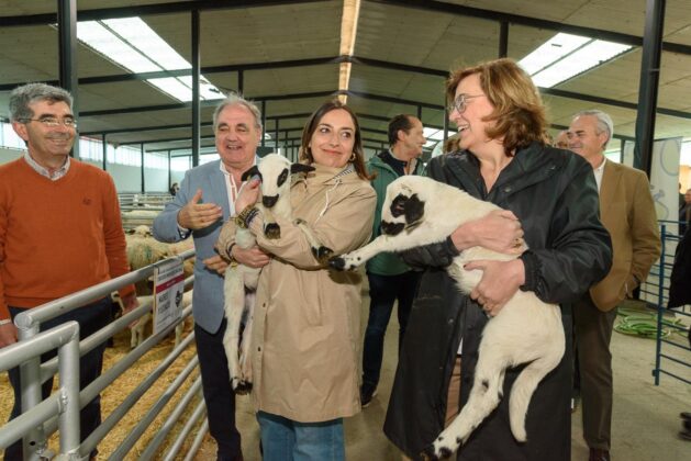 La alcaldesa de Palencia, Miriam Andr&eacute;s y la presidenta de la Diputaci&oacute;n, &Aacute;ngeles Armis&eacute;n, sostienen un ejemplar de oveja churra / Diputaci&oacute;n de Palencia