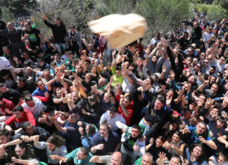 (Galería y Video) Palencia vive una pedrea deliciosa Pedrea del Pan y el Queso en Palencia, con motivo de las fiestas de Santo Toribio del barrio de El Cristo. Brágimo / ICAL