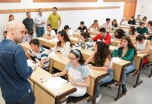 Imagen de archivo de unos alumnos en los instantes previos a la EBAU del pasado año. / ICAL