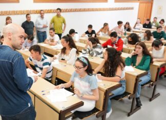 Imagen de archivo de unos alumnos en los instantes previos a la EBAU del pasado año. / ICAL