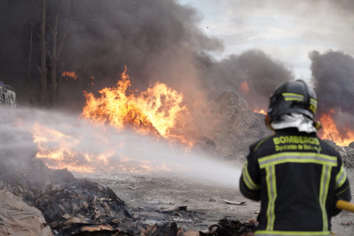 Incendio en una planta de cartones y plásticos en Aldeamayor (Valladolid)
