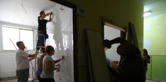 Imagen de archivo de varias personas trabajando en el mantenimiento de un centro sin relación con el caso de Aguilar. /ICAL