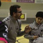 Fernando Hernández hablando con sus jugadores
