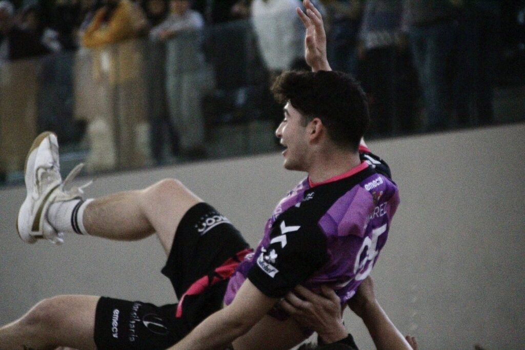 El jugador del Walamove Balopal,, Álex Álvarez, siendo levantado por sus compañeros