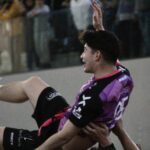 El jugador del Walamove Balopal,, Álex Álvarez, siendo levantado por sus compañeros