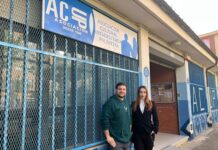 Mireya Antolín y Guillermo Guerra a las puertas de ACUP en la avenida de Asturias, 1 / R.L.