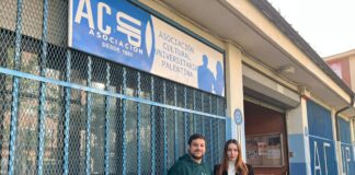 Mireya Antolín y Guillermo Guerra a las puertas de ACUP en la avenida de Asturias, 1 / R.L.