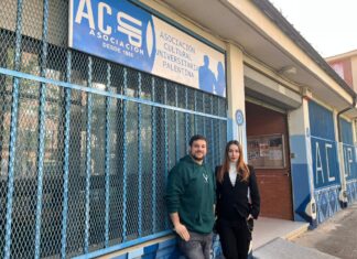 Mireya Antolín y Guillermo Guerra a las puertas de ACUP en la avenida de Asturias, 1 / R.L.
