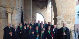 Cofradía de la Santa Vera Cruz en el atrio de la iglesia románica de Santa María del Camino