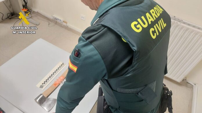Hacha con el que el hombre detenido presuntamente amenazaba a sus vecinos en Barruelo de Santullán. / Guardia Civil