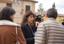 La Ministra de Igualdad acusa a la Junta de Castilla y León de no ampliar derechos LGTBI+ La Ministra de Igualdad, Ana Redondo, conversa en Paredes de Nava con el padre de una víctima de violencia machista. | A. Acitores