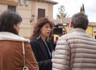 Ana Redondo, ministra de Igualdad: “Nos preocupa el repunte de violencia de género en el mundo rural” La Ministra de Igualdad, Ana Redondo, conversa en Paredes de Nava con el padre de una víctima de violencia machista. | A. Acitores