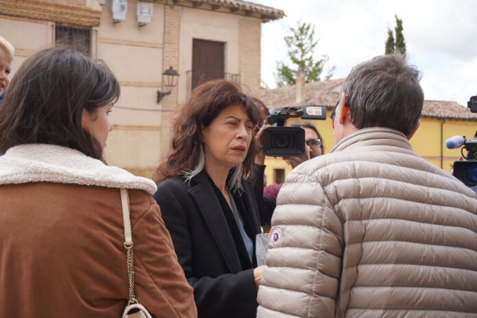 La Ministra de Igualdad, Ana Redondo, conversa en Paredes de Nava con el padre de una víctima de violencia machista. | A. Acitores