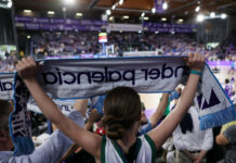 Respuesta espectacular de la afición tras el cierre de la renovación de abonos en el Palencia Baloncesto Una aficionada sujeta su bufanda en el partido de hoy ante el Obradoiro. / ACB Photo- Víctor Quintana