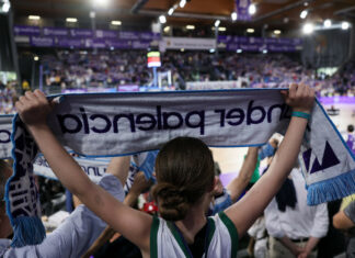 Una aficionada sujeta su bufanda en el partido de hoy ante el Obradoiro. / ACB Photo- Víctor Quintana