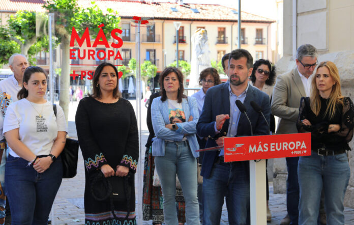 Tudanca recuerda al consejero de Sanidad que tiene "el mayor presupuesto de la historia" y le invita a "trabajar y dejar de privatizar" El secretario regional del PSOE insiste en que la falta de médicos es un problema creado por el PP ya que la Junta tiene “competencia exclusiva” en materia sanitaria ICAL El secretario regional del PSOE, Luis Tudanca, recordó hoy que la Junta de Castilla y León es la que tiene “competencia exclusiva” en materia sanitaria y al consejero del ramo, Alejandro Vázquez, que este año tiene 1.200 millones más que el ejercicio anterior “para solucionar un problema que ellos mismos han creado”. De esta manera, respondió hoy en Palencia el líder de los socialistas a Vázquez, que reconoció recientemente que este verano habrá dificultades de plantilla por los 'MIR del covid'. “Al menos el consejero parece que ha visto la luz. Le ha costado pero ha visto la luz”, ironizó Tudanca. “¿A qué esperan? Tienen la mayor convocatoria de médicos MIR de la historia y el mayor presupuesto de la historia. Lo único que tiene que hacer es ponerse a trabajar y dejar de privatizar”, remarcó. Tudanca recordó que, hace tan solo una semana, PP y Vox rechazaron medidas a modo de incentivos para atraer a los profesionales sanitarios a los puestos de difícil cobertura. “Eran incentivos salariales de entre 3.000 y 10.000 euros o incentivos a la formación. Eran incentivos para intentar solucionar un problema que creado el Partido Popular y ha votado que no”, dijo el líder de los socialistas en la Comunidad.