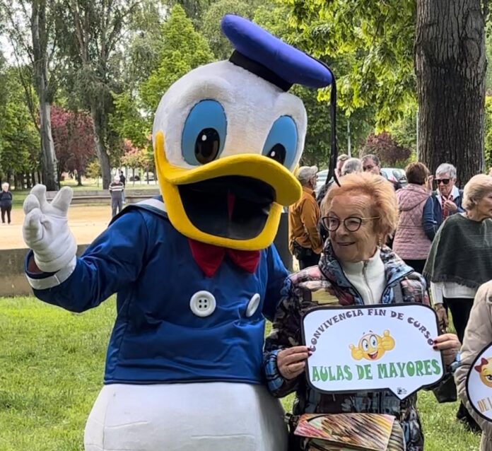 Fin de curso de las aulas de mayores... ¡Y entrevistamos al Pato Donald!