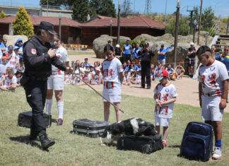 (Galería) Los niños de la Escuela 100×100 Deporte conocen el trabajo de la Policía Nacional La Policía Nacional realiza una exhibición para los niños de la Escuela 100x100 Deporte