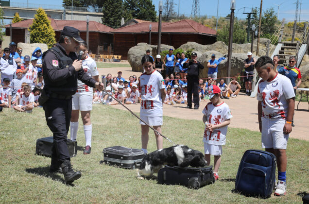 La Polic&iacute;a Nacional realiza una exhibici&oacute;n para los ni&ntilde;os de la Escuela 100x100 Deporte