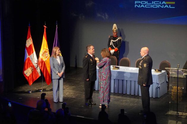 Entrega de la Medalla de Oro de la Ciudad de Palencia a la Polic&iacute;a Nacional