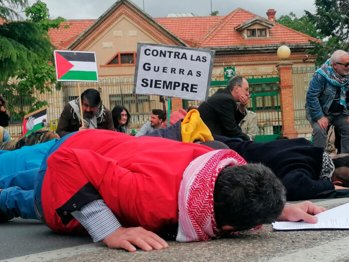 protestas-frente-a-la-fábrica-de-armas