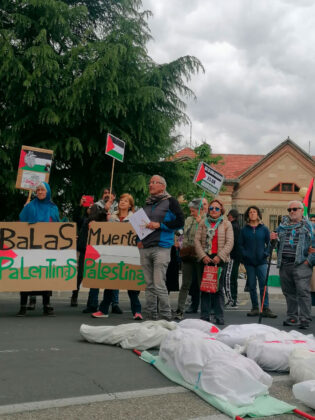 protestas-frente-a-la-f&aacute;brica-de-armas